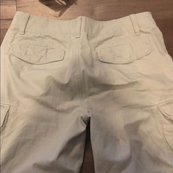 Old navy white/beige shorts missing button - Picture 5 of 5